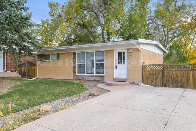 Building Photo - 701 S Simms St