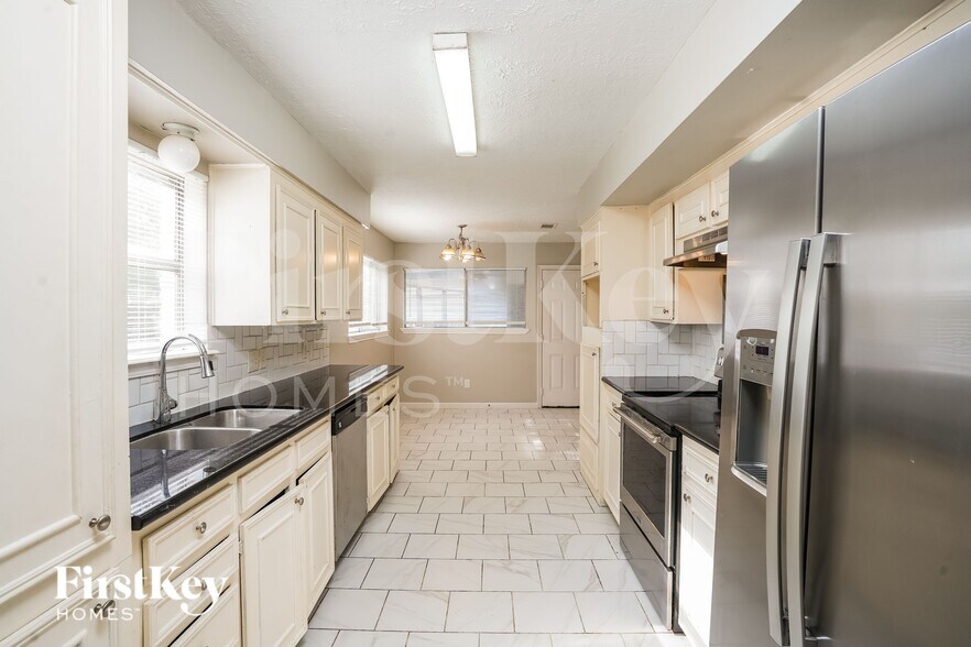 Building Photo - 4909 Green Willow Ln