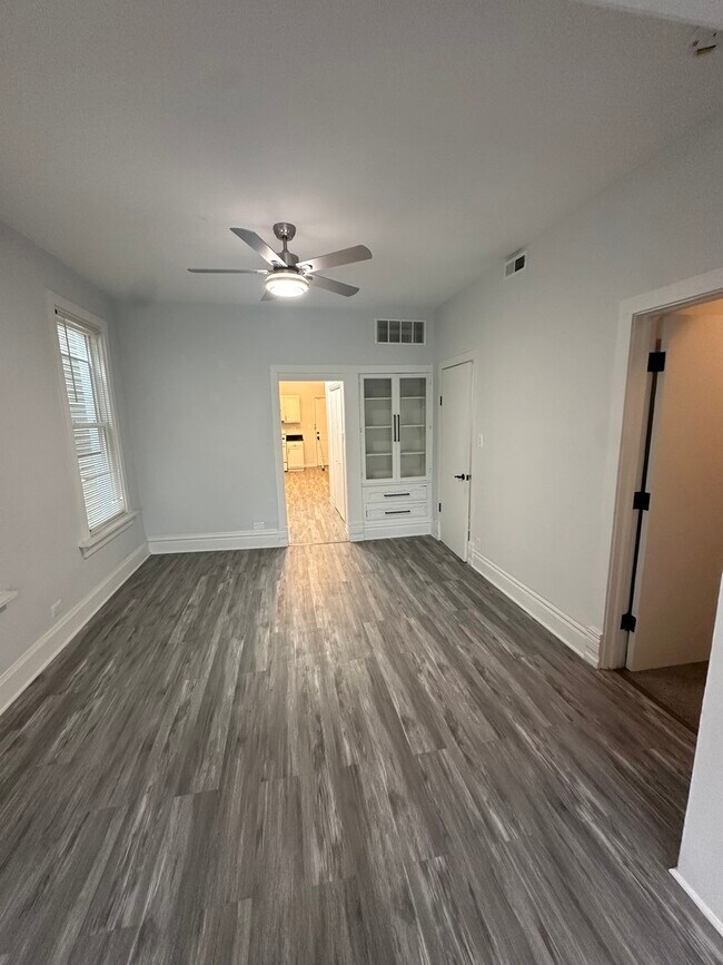 Building Photo - 3625 W Shakespeare Ave