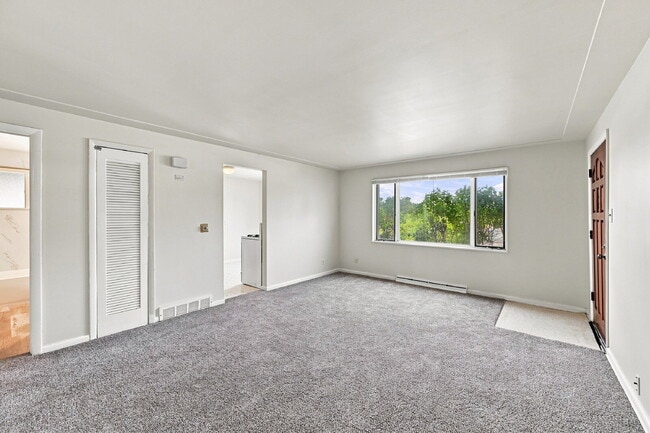 Building Photo - $1,495.95 - 2 Bed, 1 Bath Newly Renovated Duplex Unit!