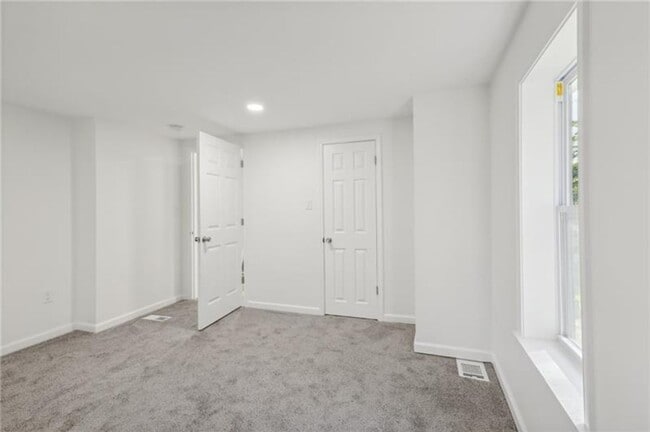 Building Photo - HOME FOR THE HOLIDAYS SPECIAL!-4 BEDROOM HOME IN FOX CHAPEL