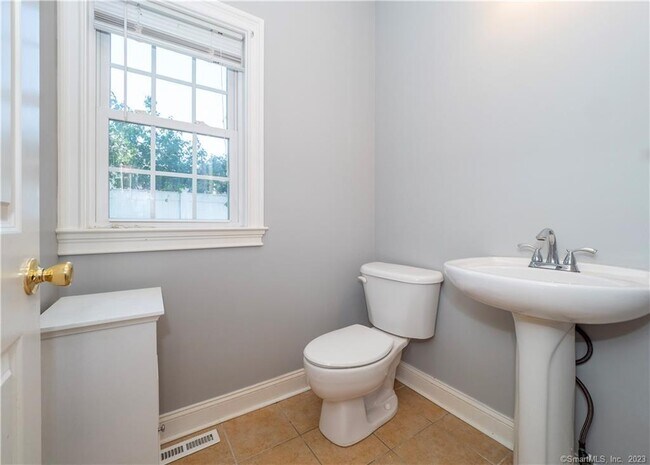 Building Photo - 1023 Black Rock Tpke