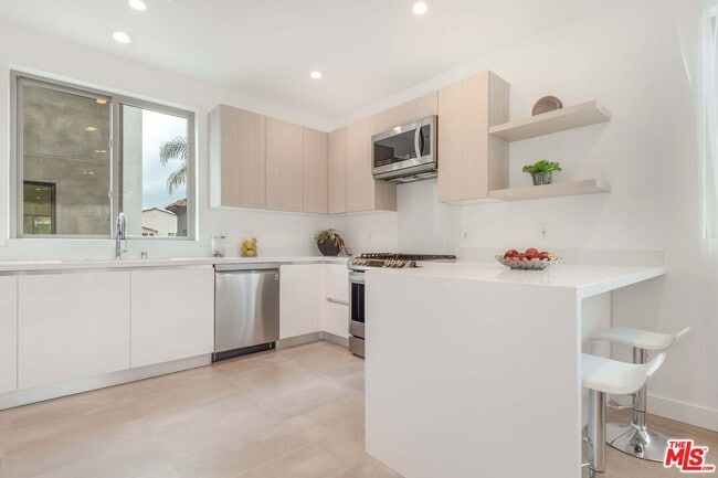Building Photo - 417 1/2 N Curson Ave