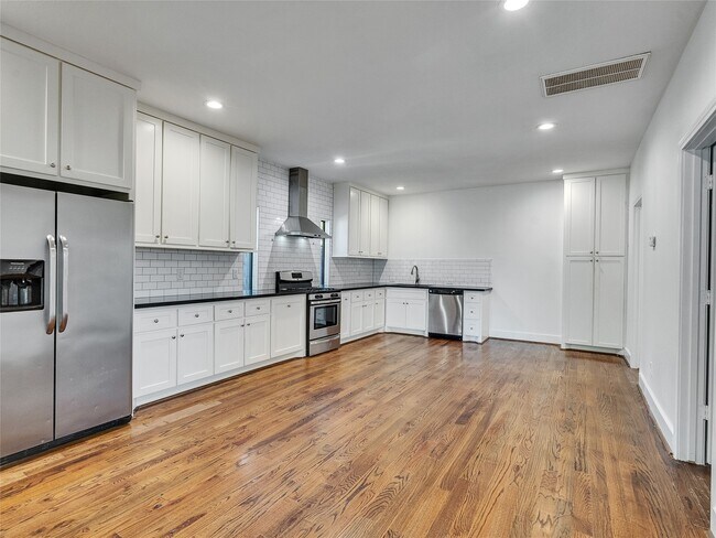 Building Photo - 4730 Bell St