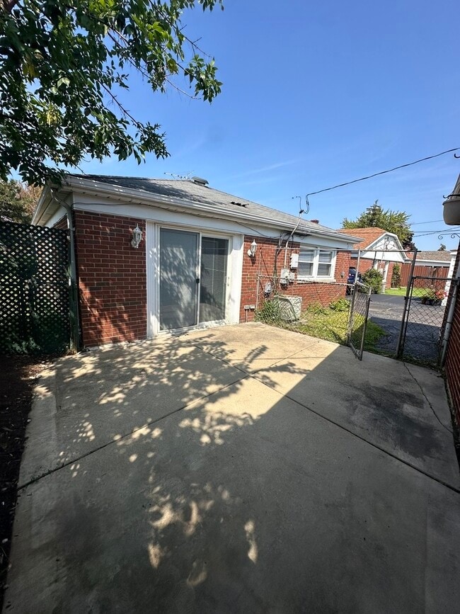 Building Photo - 11613 S Kedzie Ave