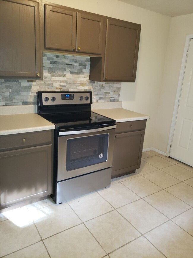 Building Photo - Beautiful 1/1 Centrally Located!!!!