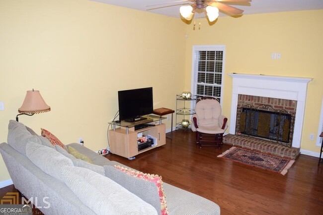 Building Photo - 45 Greenview Dr