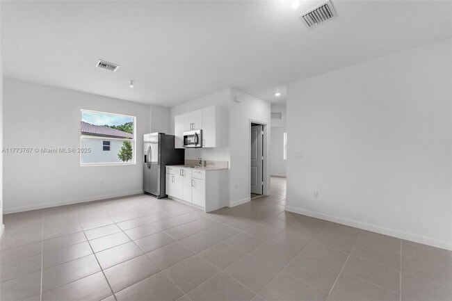 Building Photo - 2700 SE 23rd Ave