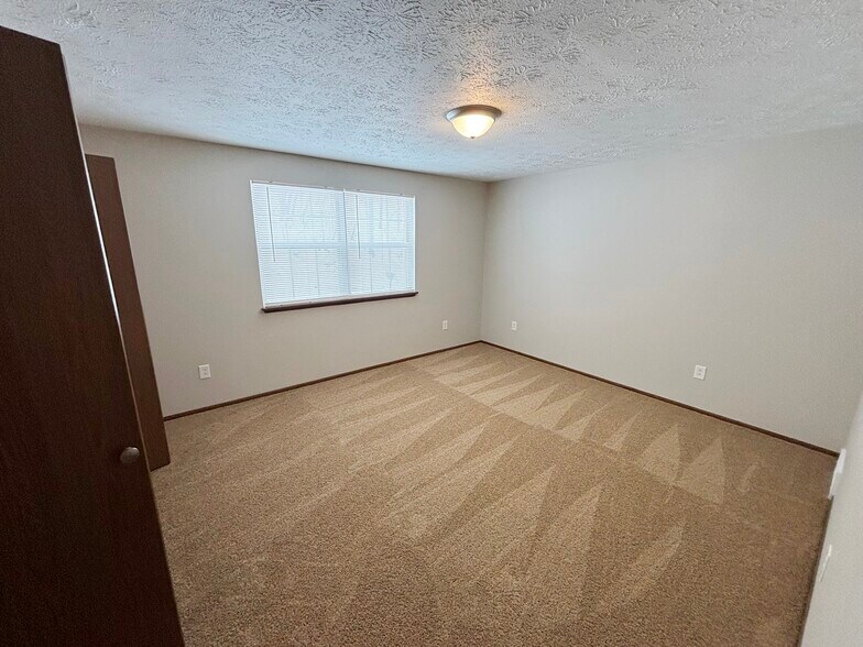 Building Photo - 225 Hillview Ln