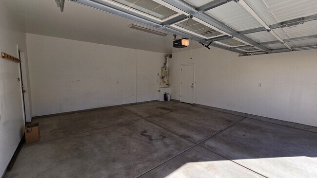 Building Photo - Gated Somersett Home with a View!
