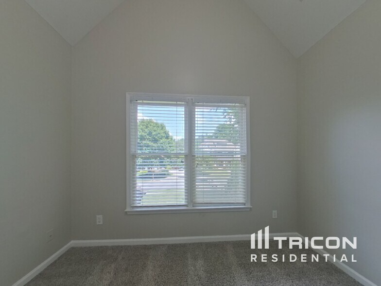 Building Photo - 391 Spring Willow Dr NW