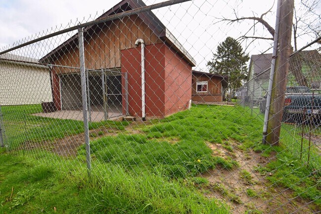 Building Photo - Updated 3 bedroom 1.5 bath home in South Bend IN