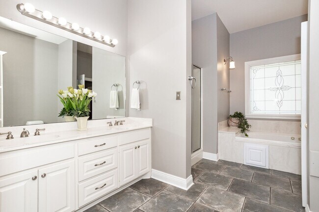 Building Photo - Historic Highland Road Beauty with Bayou V...