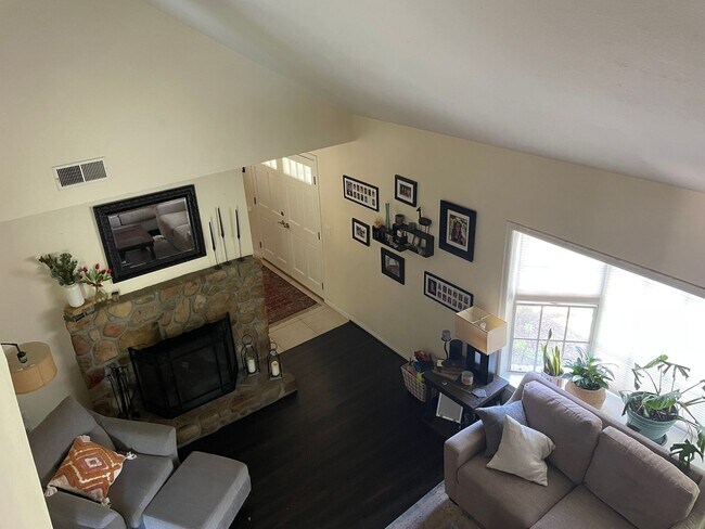 Building Photo - Spacious East Ventura 4 Bedroom 2 Bath Pool Home