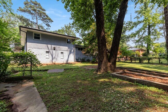 Building Photo - Charming 1950's Ranch w/ Modern Upgrades a...