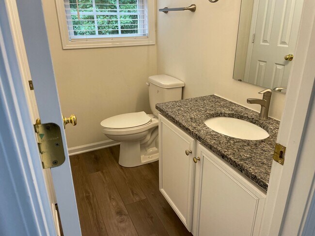 Building Photo - Two Bedroom Townhouse with Bonus Room in Sherrills Ford!