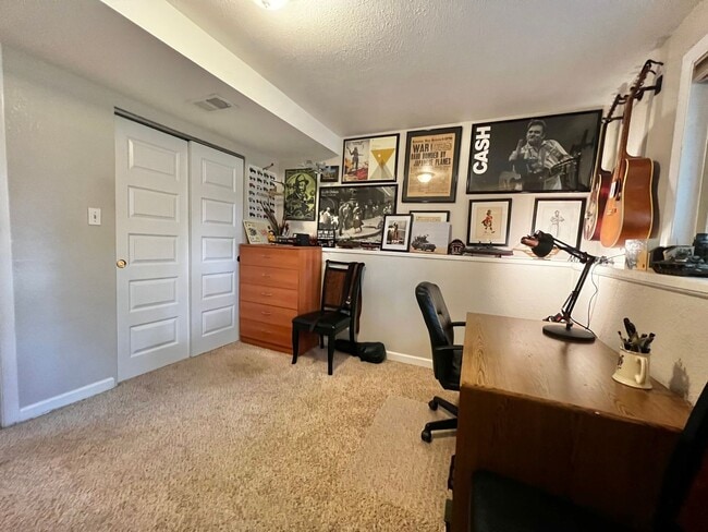 Building Photo - Remodeled 4 Bedroom 2 Bathroom Home in Fort Collins!