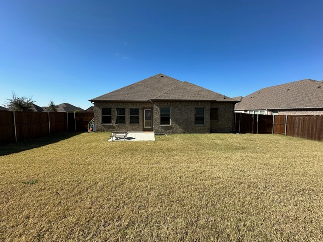 Building Photo - 215 Jacaranda Dr