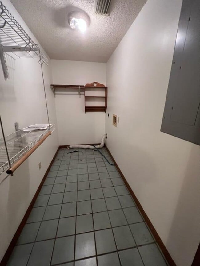 Building Photo - ***6 MONTH LEASE***Spacious Marion Rental!