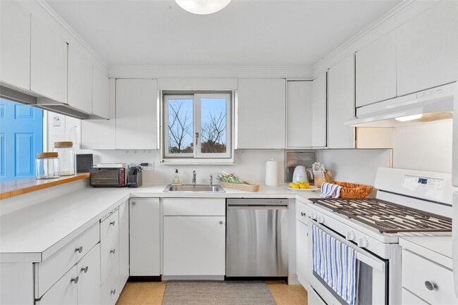 Building Photo - 298 Dune Rd