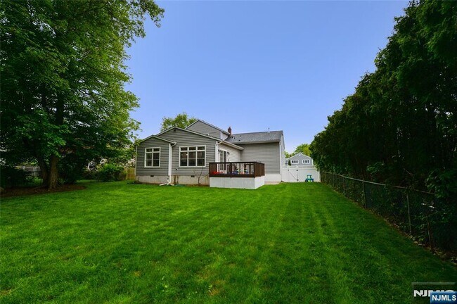 Building Photo - 40-10 Terhune Pl
