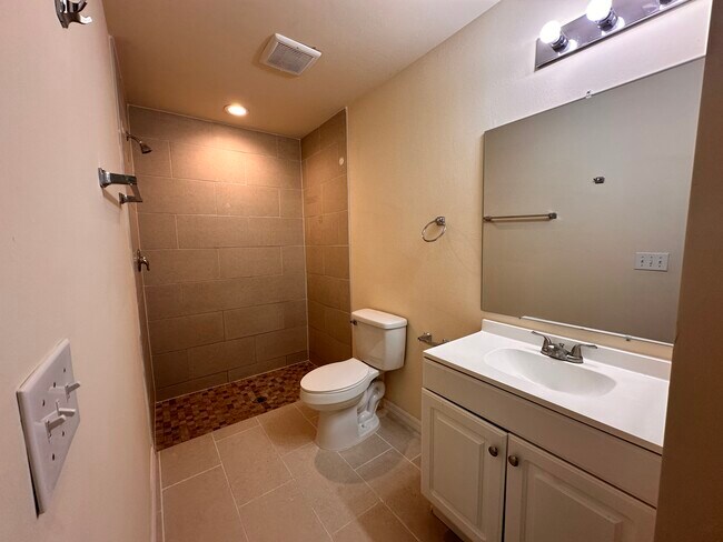 Building Photo - 1136 SE 9th Ct