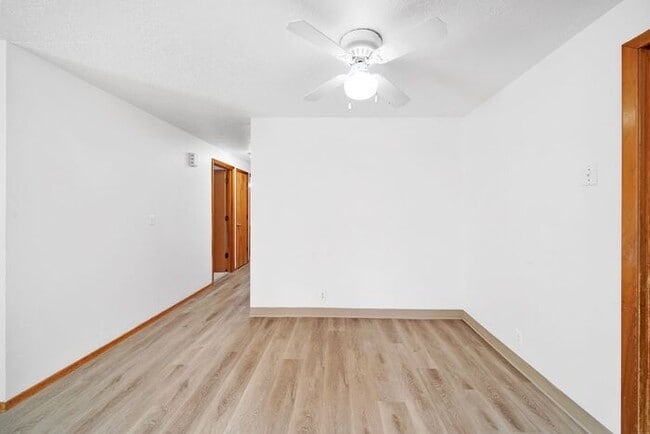 Building Photo - Spacious 3 bedroom 1.5 bath townhome Hillsboro!