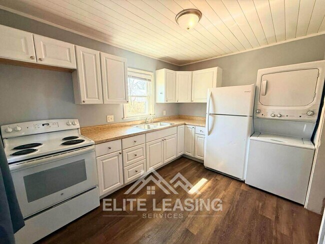 Building Photo - 2 Bedroom Home with Fenced Yard