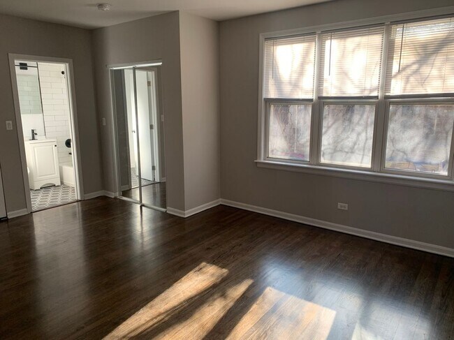 Building Photo - 910 W Dakin St