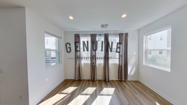 Building Photo - Modern Tri-Level 2Bd 2.5Ba Townhouse in Irvine!