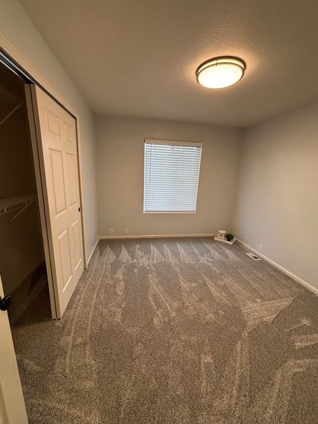 Building Photo - Beautiful Remodeled 3 Bedroom End Unit Tow...