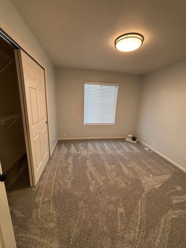 Building Photo - Beautiful Remodeled 3 Bedroom End Unit Townhouse