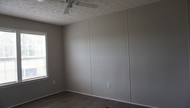 Building Photo - 3 Bedroom Mobile Home in the County