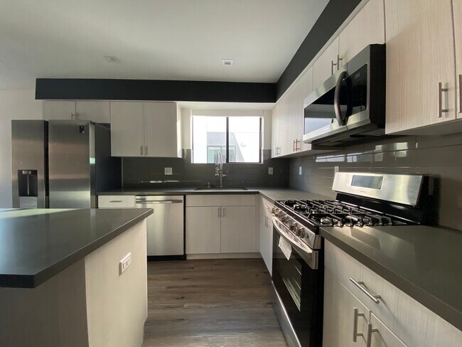 Building Photo - 4574 Oakwood Ave