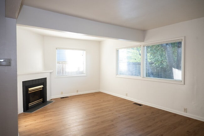 Building Photo - Freshly Updated 4-Bed Retreat Centrally Lo...
