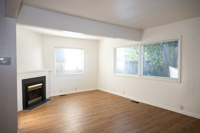 Building Photo - Freshly Updated 4-Bed Retreat Centrally Located in Bellingham