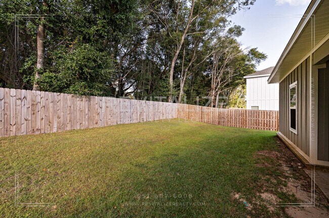 Building Photo - Charming Gold Fortified Home in Live Oak E...