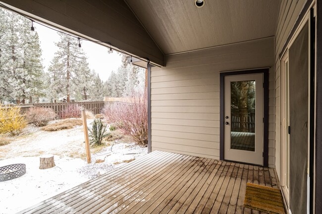 Building Photo - Single-Level 3 Bed, 2 Bath Home with Fully Fenced Backyard