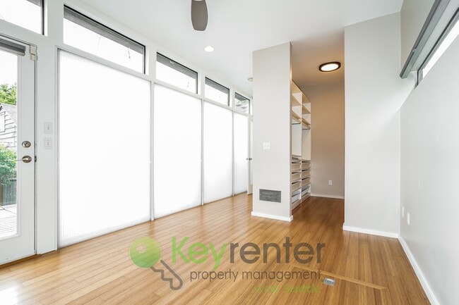 Building Photo - Inviting 3bed Seattle Home with Garage, Yard, and Parking!