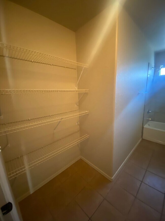 Building Photo - 4 Bedroom, 2 Bathroom House Available Now!