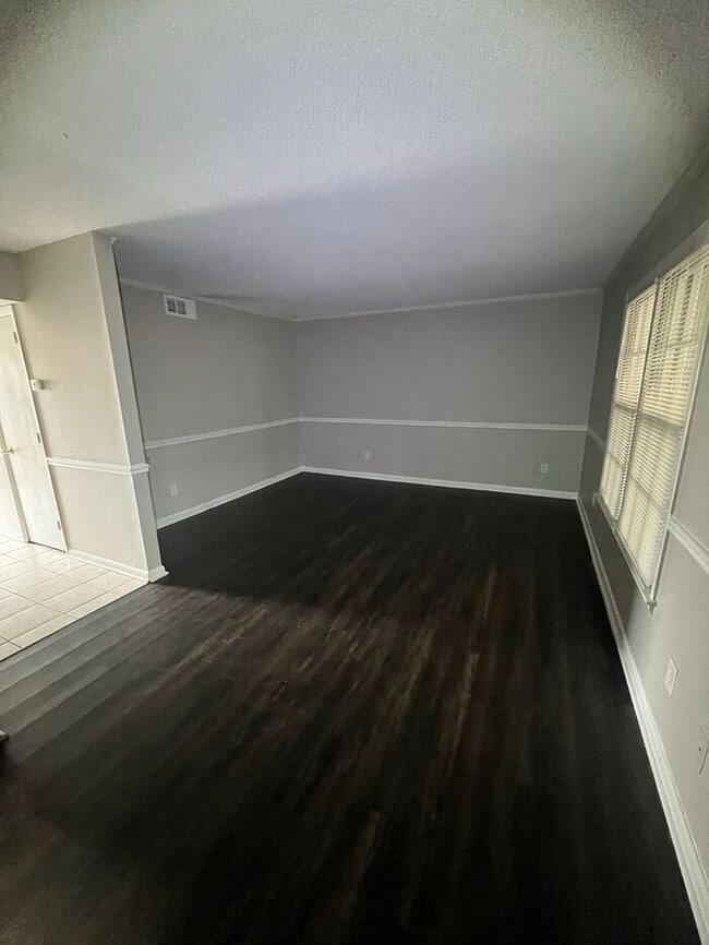 Building Photo - NOW READY!!! 3 bed 1.5 bath TOWNHOME!!