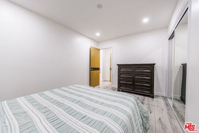 Building Photo - 722 Lincoln Blvd