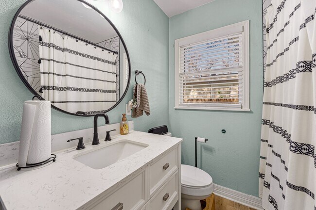 Building Photo - 3921 Maple Ave