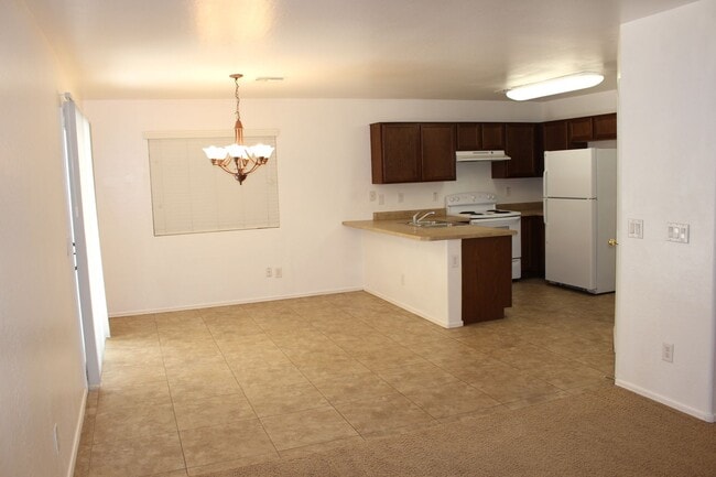 Building Photo - 4 bed 2.5 bath Magic Ranch Home