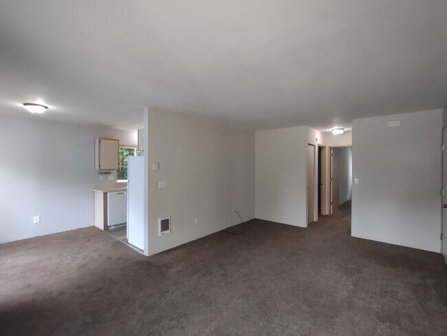 Building Photo - Ground Floor 2 BR 2BA with Storage & w/d