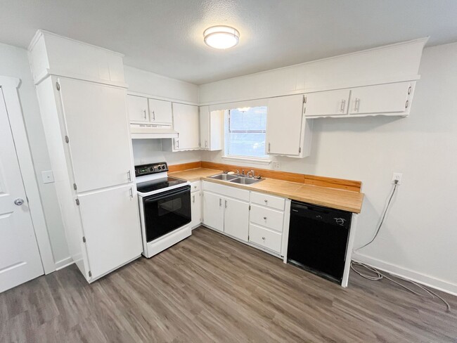 Building Photo - Adorable, Renovated 3/1 House with a Large...