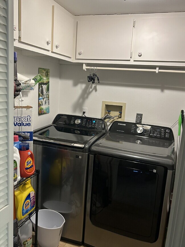 Building Photo - Room For Rent - lake front condo