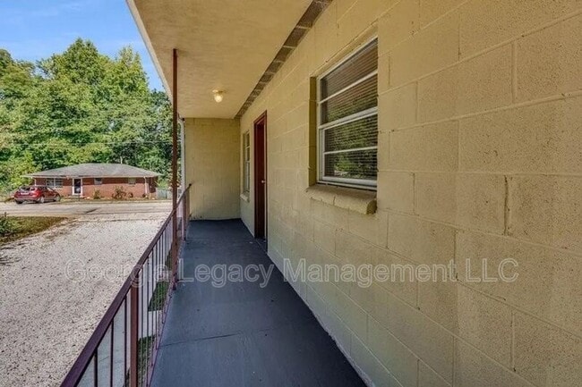 Building Photo - 65 Hughes St