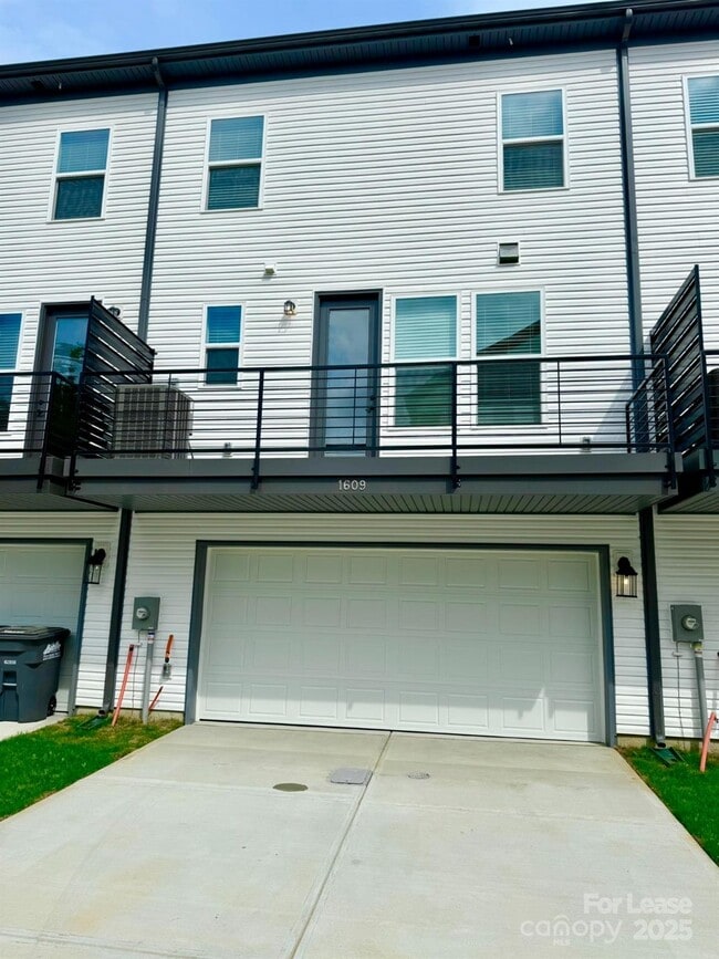 Building Photo - 1609 Blanche St