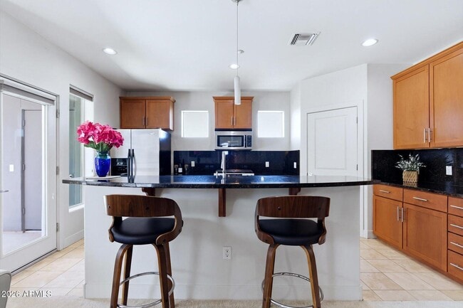 Building Photo - 945 E Playa Del Norte Dr